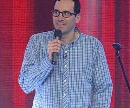 תמונה של ארי ברויר הסטנדאפיסט בהופעה