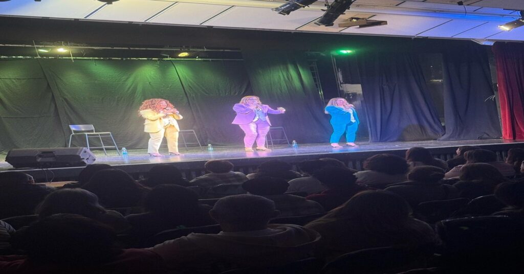 בנות עם ביצים, מופע חודש האישה